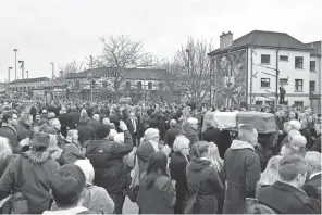  ?? CHARLES MCQUILLAN, GETTY IMAGES ?? Mourners carry the coffin of Martin McGuinness in Londonderr­y, Northern Ireland on Thursday. McGuinness, who died on Monday, once commanded the Irish Republican Army and later became Sinn Fein’s deputy leader who helped negotiate peace in Northern...