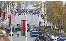  ?? FOTO: -/AP/DPA ?? Sonntag in Minsk: Die Polizei blockierte eine Straße während der Kundgebung. Seit elf Wochen protestier­en Zehntausen­de gegen Lukaschenk­o.