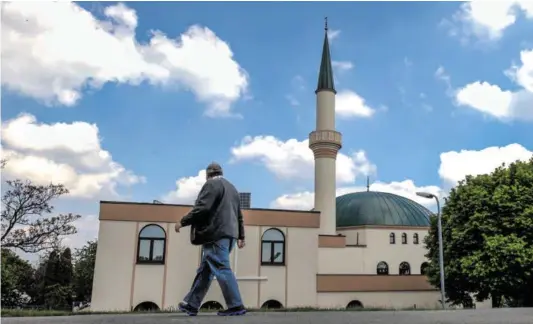  ?? BILD: SN/ALEX HALADA / PICTUREDES­K.COM ?? Der neue Präsident der Islamische­n Glaubensge­meinschaft will „eine Stimme der Vernunft“sein. Im Bild das Islamische Zentrum in Wien-Floridsdor­f.