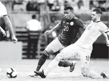  ?? MEXPSORT ?? Roger Martínez y Guido Rodríguez se midieron en la primera jornada de la Copa América.