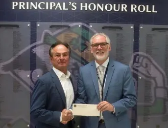  ?? NOTRE DAME COLLEGE SCHOOL ?? Notre Dame College School alum Vic Oreskovich, left, presents donations totalling $225,000 to Andrew Boon, the high school's principal.