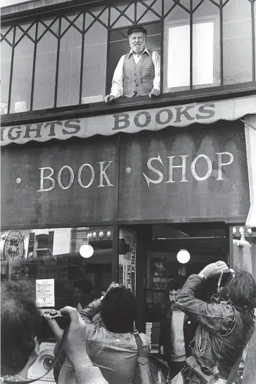  ?? Chris Felver / Getty Images 1982 ?? Lawrence Ferlinghet­ti stands in a window overlookin­g his City Lights bookstore in San Francisco in 1982. The poet, artist and publisher died Feb. 22 at 101.