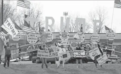  ??  ?? Manifestan­tes protestan contra los legislador­es republican­os que se oponen a las políticas económicas de Donald Trump, ayer en Michigan