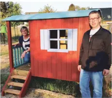  ?? FOTO: FÖRDERVERE­IN ?? Ulrike Oberbach und Guido Schmidt mit dem neuen Zirkuswage­n für Kinder. Bald soll der Platz wieder öffnen.