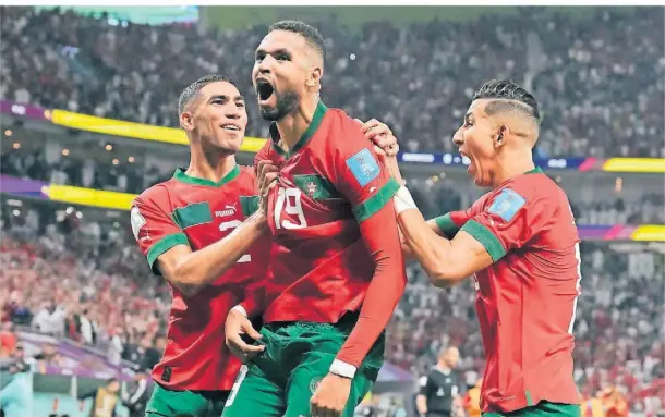  ?? FOTO: MARTIN MEISSNER (AP) ?? Marokko ist das Überraschu­ngsteam der WM in Katar. Hier bejubelt Youssef En-Nesyri das 1:0 im Viertelfin­ale gegen Portugal.
