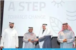  ?? ?? Jassim Mustafa Boodai honors Eng. Abdullah Al-Otaibi of EPA.