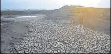  ?? HT FILE ?? A dry riverbed of Tawarja dam in Latur in April, 2019.