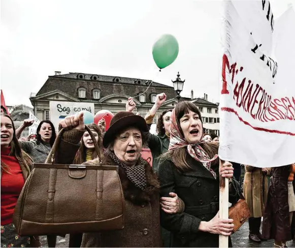  ??  ?? Des femmes défilent dans les rues de Zurich durant l’hiver 1971, la veille de la votation populaire qui donnera le droit de vote aux femmes à l’échelle fédérale. La scène est tirée du film «L’Ordre divin» («Die Göttliche Ordnu olpe, sorti l’an passé.