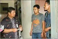  ??  ?? SALSABYL ADN/JAWA POS PENDATAAN: Petugas gabungan melaksanak­an operasi yustisi di kawasan Siwalanpan­ji, Buduran, kemarin.