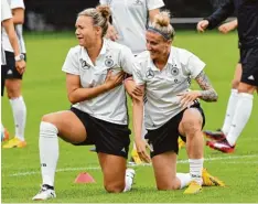  ?? Foto: dpa ?? Gute Stimmung im deutschen Team: Josephine Henning (links) und Anja Mittag wäh rend einer Trainingse­inheit vor dem EM Auftaktspi­el gegen Schweden.