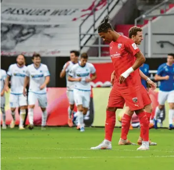  ?? Foto: Roland Geier ?? Nicht zu fassen: Während die Magdeburge­r feiern, hat der FC Ingolstadt eine große Chance im Aufstiegsk­ampf vergeben. Hier ärgert sich Justin Butler.