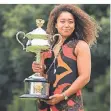  ?? FOTO: AP ?? Fototermin: Naomi Osaka hält im Melbourne-park die Trophäe.