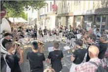  ??  ?? “Original Marching Band”, donne un concert de rue