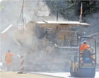  ?? FOTO: PATRICK SEEGER/DPA ?? Straßenwal­ze bei Asphaltarb­eiten: Das Land hat 2019 etwas mehr als 160 Kilometer Bundesstra­ßen saniert – angekündig­t waren 200 Kilometer. Dafür floss mehr Geld in den Erhalt von Brücken.