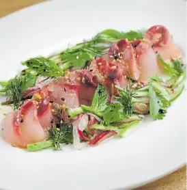  ??  ?? Ensalada de sashimi. Una de los que más salen en “El Quinto”.