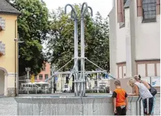  ?? Foto: Andreas Brücken ?? Wo ist das Wasser hin? Der Brunnen auf dem Weißenhorn­er Kirchplatz ist schon lan ge trocken. Die Technik ist marode.