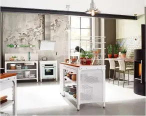  ??  ?? Modular kitchens are currently a big trend. Here, wall units and base units can be flexibly integrated into the living space furnishing­s.
