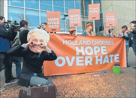  ?? JOHN THYS / AFP ?? Un grupo de manifestan­tes celebra la derrota de Wilders: “Holanda elige esperanza contra el odio”