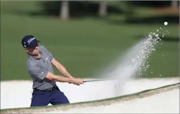  ?? TION VIA AP
CURTIS COMPTON/ATLANTA JOURNAL-CONSTITU- ?? Justin Thomas hits out of the bunker on the 7th green during the second round of the Masters Friday, in Augusta, Ga.