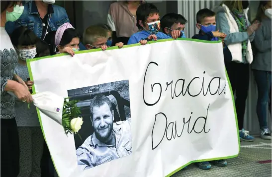  ?? AP ?? Minuto de silencio en recuerdo de David Beriain en la localidad navarra de Artajona