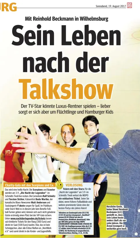  ??  ?? Herzliche Geste, keine Show! Reinhold Beckmann (61) genießt es, dass sein Leben heute anders läuft als vor zehn Jahren. Die Ärmel krempelt er weiterhin gern hoch.