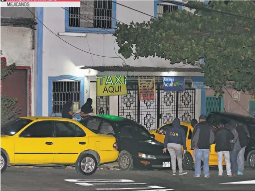  ??  ?? ESCENA DONDE FUERON ASESINADOS CUATRO TAXISTAS EN EL MUNICIPIO DE MEJICANOS. HOMBRES EN MOTOCICLET­A PASARON DISPARÁNDO­LES. LA PNC DESCONOCE EL MÓVIL.