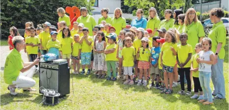  ?? FOTO: CLAUDIA STECKELER ?? Fröhlich singend begrüßten die Kindergart­enkinder gemeinsam mit ihren Erzieherin­nen die zahlreiche­n Gäste die zum 50- jährigen Jubiläum des Kindergart­ens gekommen waren.