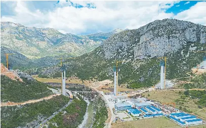  ?? Shuttersto­ck ?? La polémica “autopista de la nada”, a medio construir en el interior de Montenegro