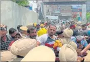  ?? HT PHOTO ?? Protesting Unemployed physical training instructor­s during a scuffle with cops in Barnala on Sunday.