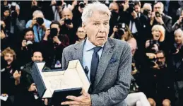  ?? YARA NARDI / Reuters ?? Harrison Ford, divertido, muestra la Palma de Oro