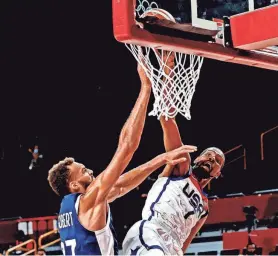  ?? GEOFF BURKE/USA TODAY SPORTS, FILE ?? Team USA’s Kevin Durant (7) dunks the ball in the Tokyo Olympics gold medal men’s basketball game in 2021. Durant returns to the roster as the United States chases a fifth consecutiv­e gold in Paris.