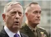  ?? PABLO MARTINEZ MONSIVAIS/THE ASSOCIATED PRESS ?? “We are not looking to the total annihilati­on of a country, namely North Korea,” U.S. Defence Secretary Jim Mattis, left, said on the White House driveway.