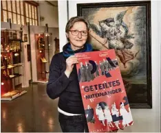  ??  ?? Dr. Petra Ostenriede­r hat mit ihrem Team die Ausstellun­g, die 500 Jahre Geschichte zeigt, konzipiert.