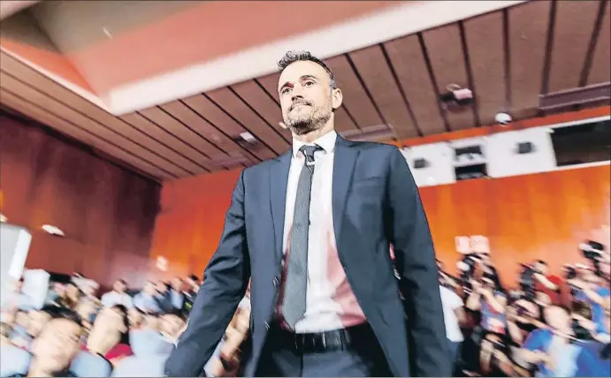  ?? DANI DUCH ?? Luis Enrique entrando en el salón Luis Aragonés de la Ciudad del Fútbol de Las Rozas, donde ayer fue presentado como nuevo selecciona­dor