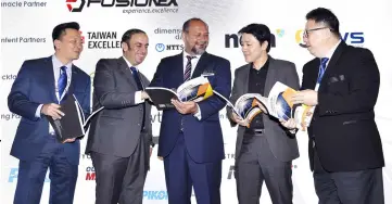  ??  ?? Gobind (centre) with ‘Pikom Leadership Summit’ 2018 organisers (from left) Datuk Seri Ivan Teh, Pikom chairman Ganesh Kumar Bangah, Pikom deputy chairman Danny Lee and Pikom advisor Woon Tai Hai. — Bernama photo