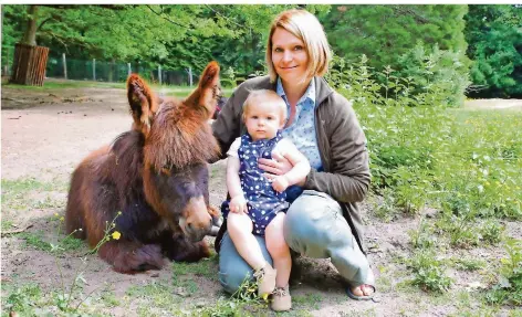  ?? FOTO: HEIKO LEHMANN ?? Myriam Hill, mit Tochter Theresa und Eseldame Molly, hat vor vier Jahren die Wildpark-Akademie in Saarbrücke­n gegründet.