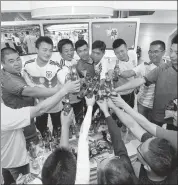  ?? NIU JING / FOR CHINA DAILY ?? Soccer fans receive a delivery of 300 bottles of beer on a match night in Shanghai.