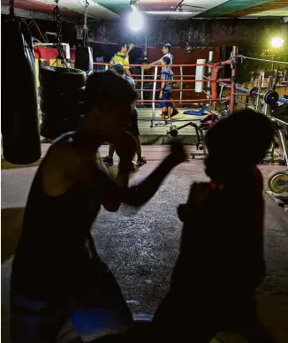  ??  ?? Lutadores treinam boxe na Academia do Ferreirão, no bairro de Perus