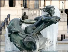  ??  ?? SNAPPED: An icy fountain in Trafalgar Square attracted amateur photograph­ers