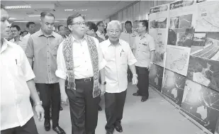  ??  ?? PERKASAKAN PEMBANGUNA­N: Abang Johari ditemani Timbakan Ketua Menteri Tan Sri James Jemut Masing melihat pameran berkaitan pembanguna­n di bawah URDA.