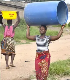  ??  ?? Residents arrive to collect water as workers of the National Office of Drinking Water (ONEP) distribute it to the population in a district of Bouake, where the largest dam has dried for several weeks.