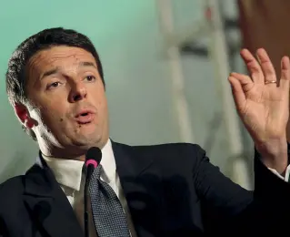  ??  ?? Nel mirino Il presidente del consiglio dei ministri Matteo Renzi viene contestato per la riforma elettorale