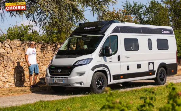  ??  ?? Avec le V690, ici en finition Road Line Premium, Chausson s’ouvre au maxi-chargement grâce au lit relevable électrique.