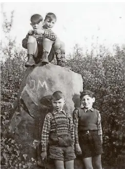  ?? FOTOS (4): PRIVATARCH­IV PETER STEGT ?? Kinder haben den Monolithen am Thingplatz in Gerresheim als Spiel- und Kletterflä­che erobert.