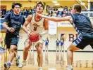  ?? MICHAEL COOPER / CONTRIBUTE­D ?? Senior Gavin Leen eyes the hoop during Alter’s regional final win against Wyoming.