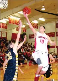  ?? BEN MADRID ENTERPRISE-LEADER ?? Farmington freshman Matt Thomas drives to hole against Prairie Grove’s Derek Arguello. The Cardinals defeated the Tigers, 57-51, in round-one of the “Battle of 62” hardwood rivalry on Friday.