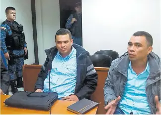  ?? ARCHIVO EL HERALDO ?? Brayan Borré Barreto, junto a su hermano Juan Manuel, en una audiencia en Bogotá.