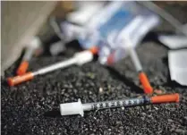  ?? FOTO: LEON VIDIC ?? V stanovanju so našli več uporabljen­ih igel za vbrizgavan­je prepovedan­ih drog, ki so bile na dosegu otroka.