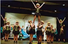  ??  ?? Zu einem Maskenball lud der Jugendshow­tanz der Gundelfing­er Glinken in der Brenz halle ein.