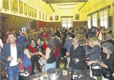  ?? ÁNGEL DE CASTRO ?? Concejales e invitados departiero­n tras la foto oficial en el Salón de Recepcione­s.